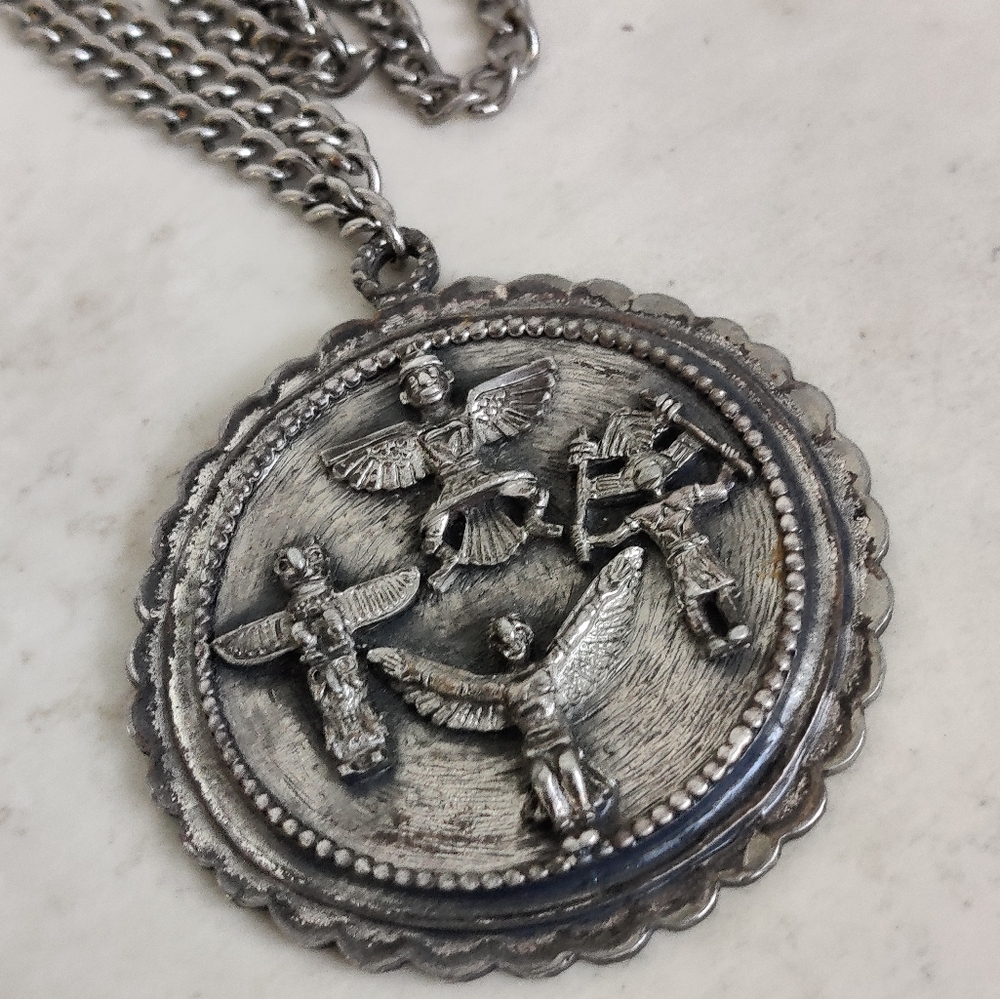 Vintage Native American Totem Pole Silver Metal Medallion Necklace - Picture 14 of 14